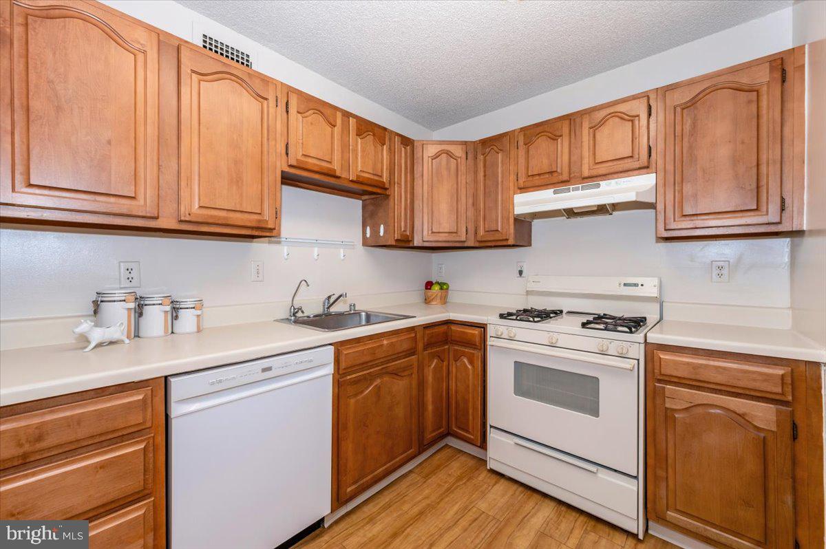 PROMENADE TOWERS - Residential