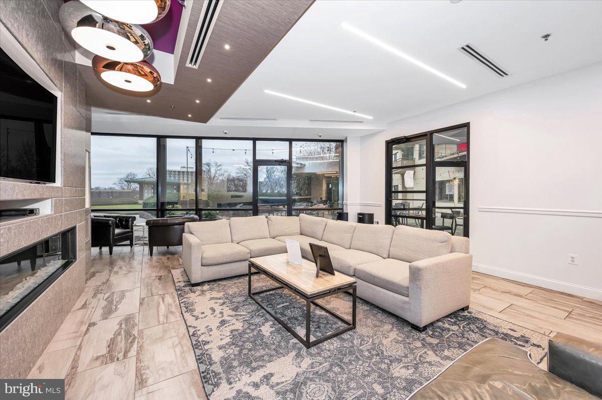 PROMENADE TOWERS - Residential