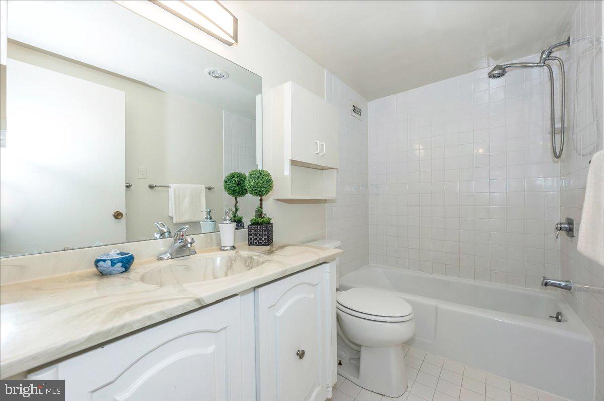 PROMENADE TOWERS - Residential