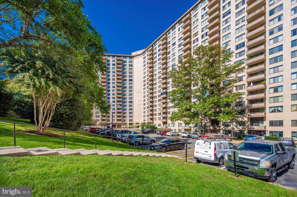 PROMENADE TOWERS - Residential