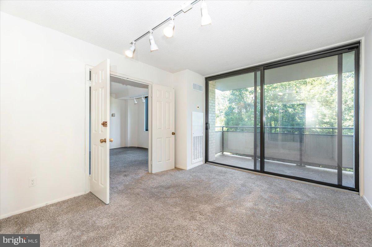 PROMENADE TOWERS - Residential