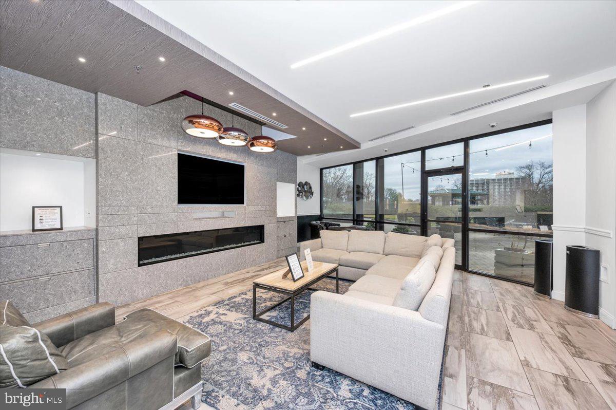 PROMENADE TOWERS - Residential