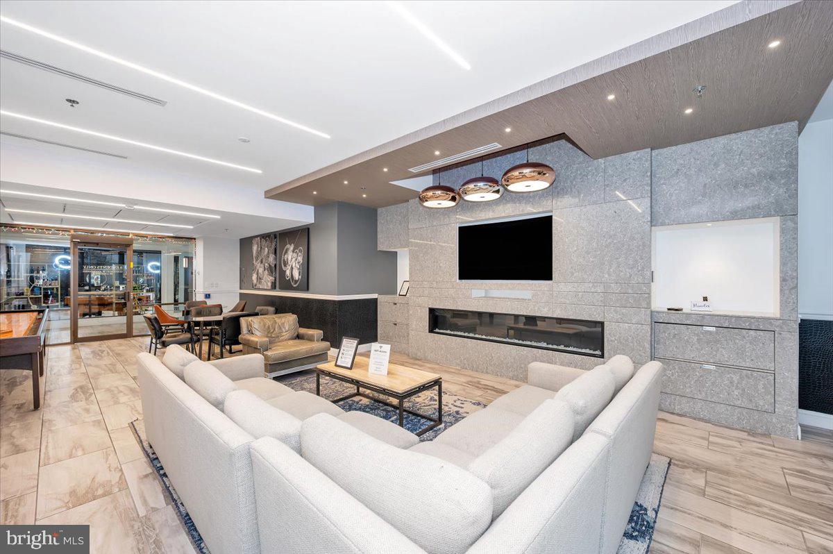 PROMENADE TOWERS - Residential