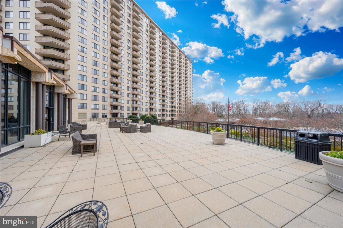 PROMENADE TOWERS - Residential