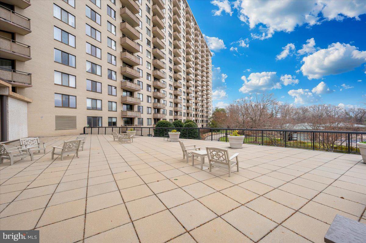 PROMENADE TOWERS - Residential