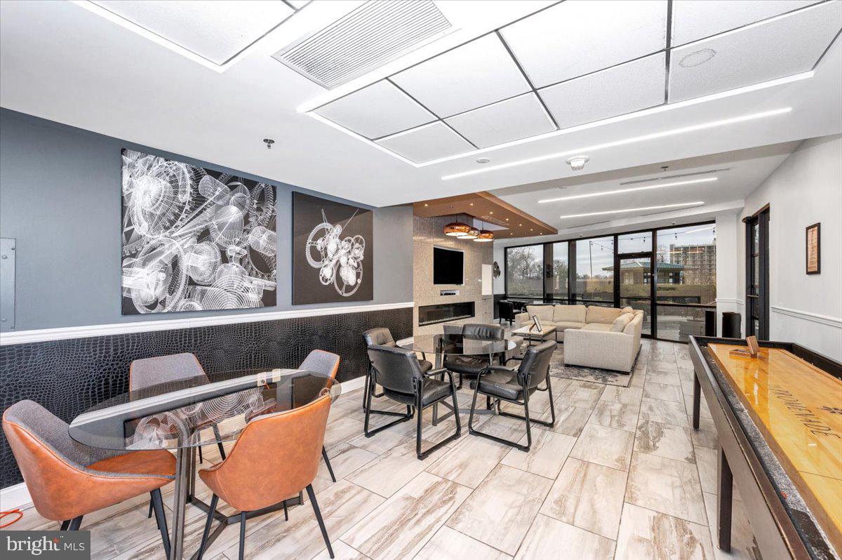 PROMENADE TOWERS - Residential