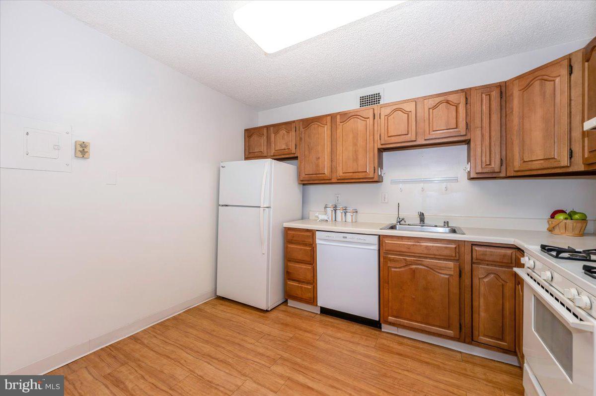 PROMENADE TOWERS - Residential