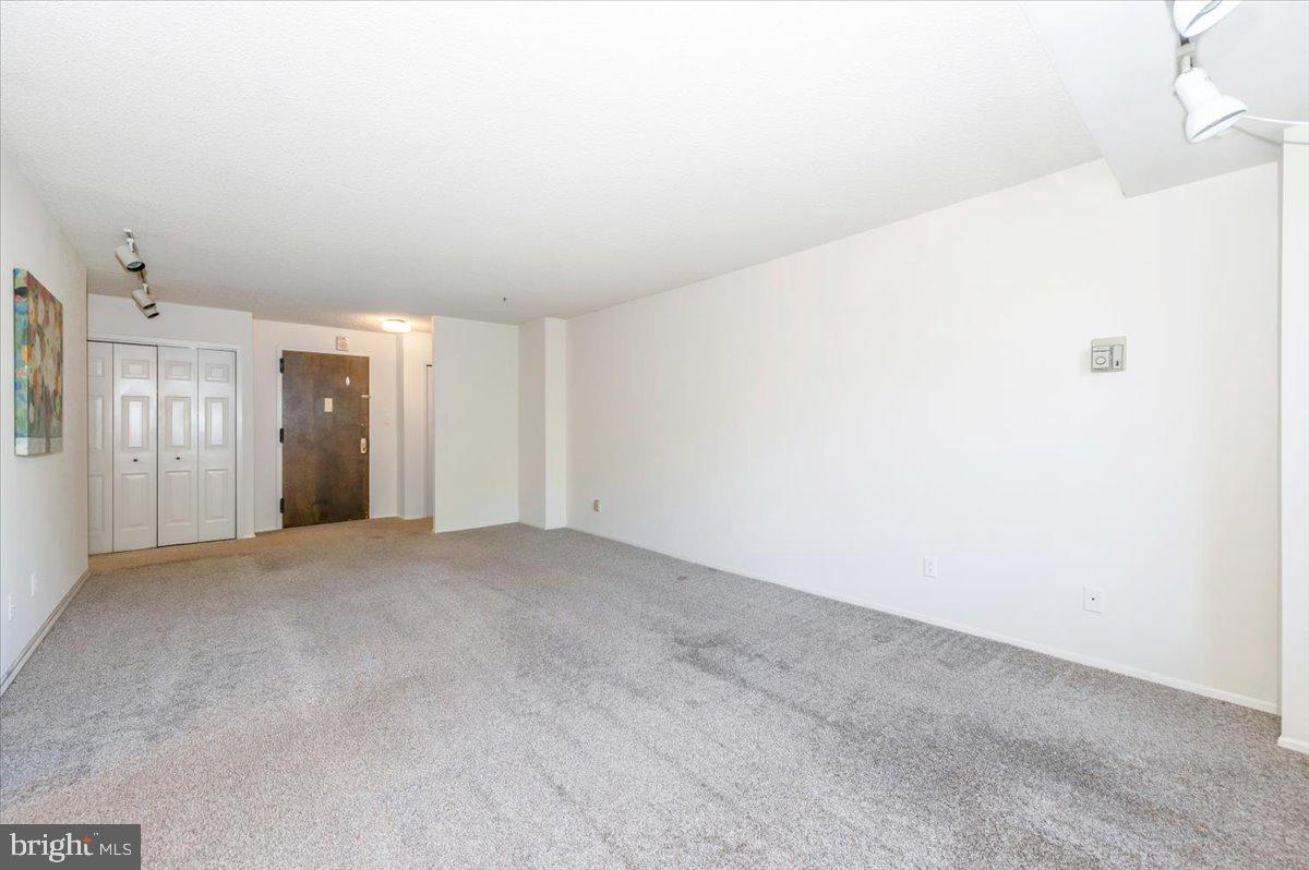 PROMENADE TOWERS - Residential