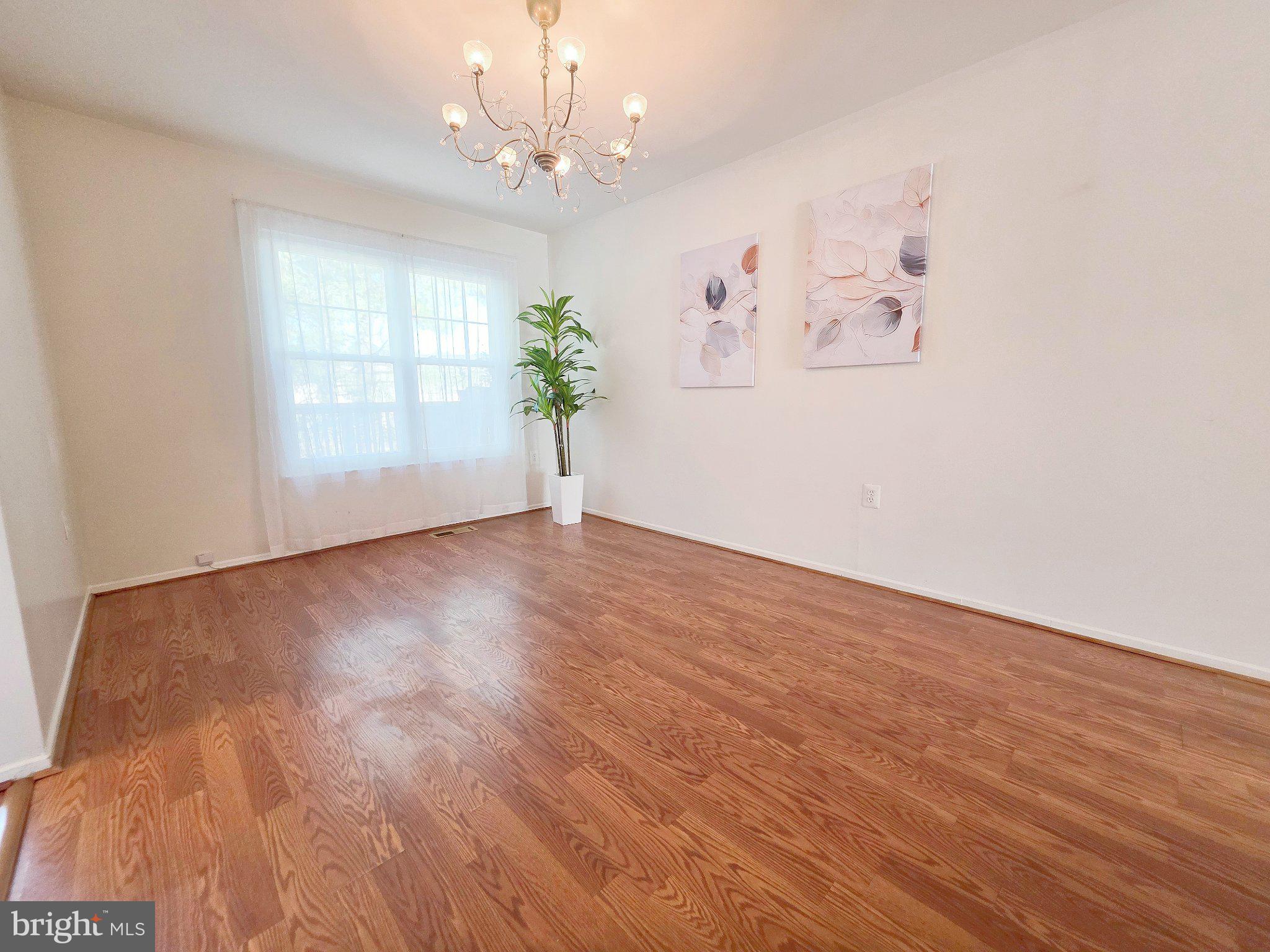 4 NARROWLEAF COURT