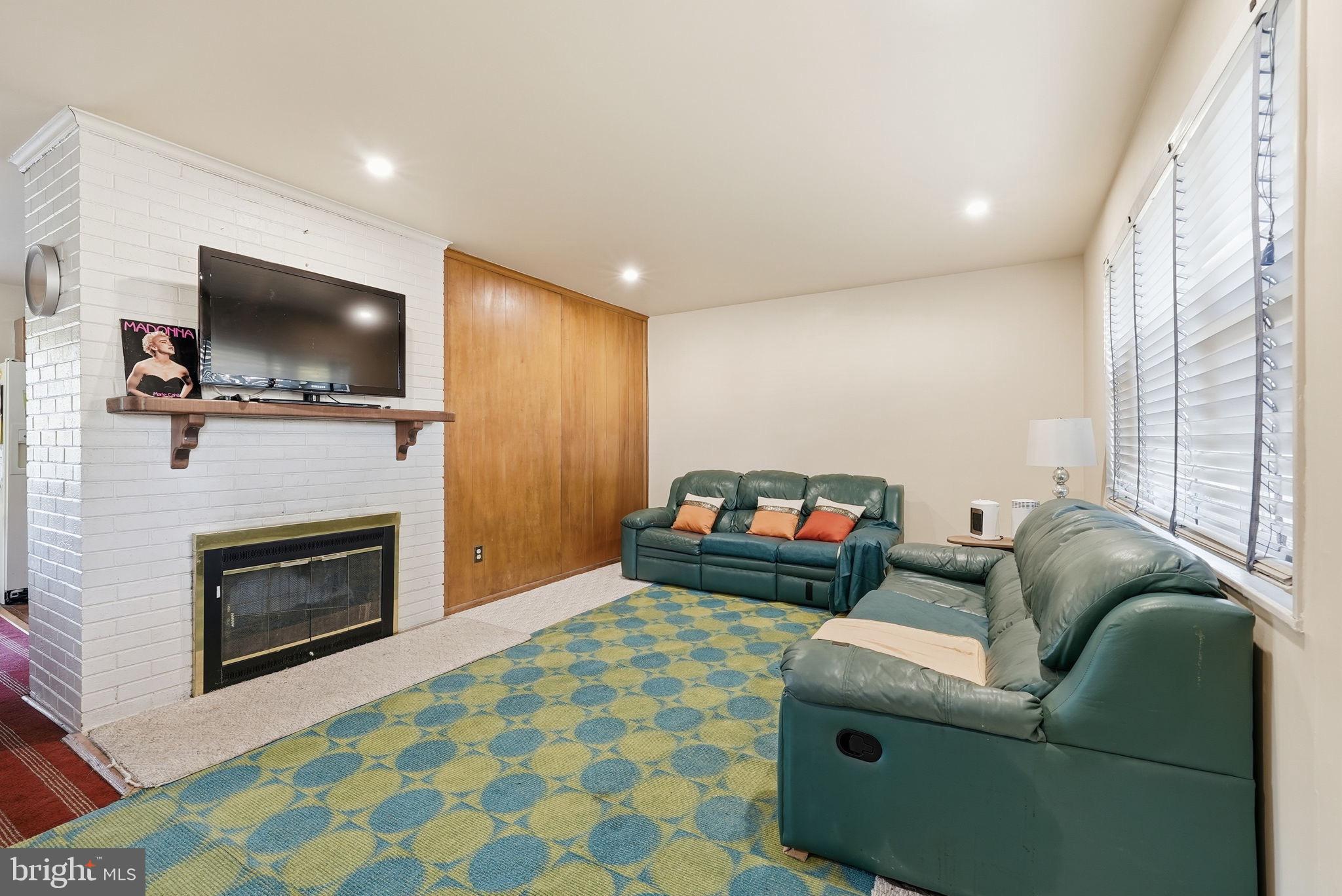 6221 HIBBLING AVENUE