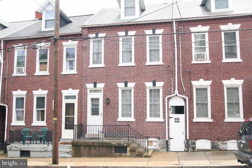 Kingsize Komfort! Owned by the same family for 42 years, so neat and clean, neutral decor, lots of light. All exterior covered in aluminum, replacement window, central air and much more. Irresistible.