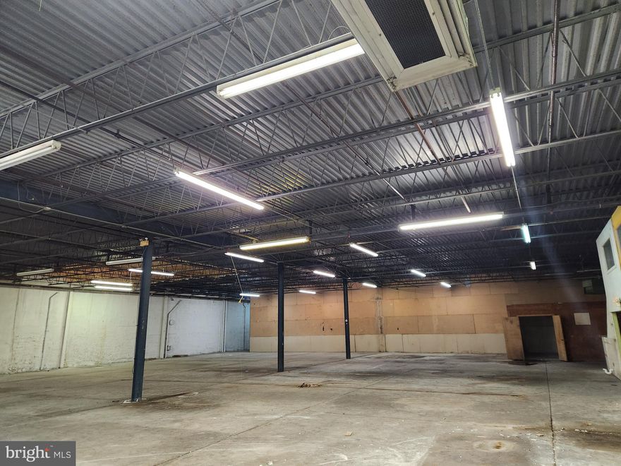 Great location for Business.
Unit 5 is 22282 sqft suited for many types of business.
Conveniently located to major arteries and transportation for easy access. Don't miss it!