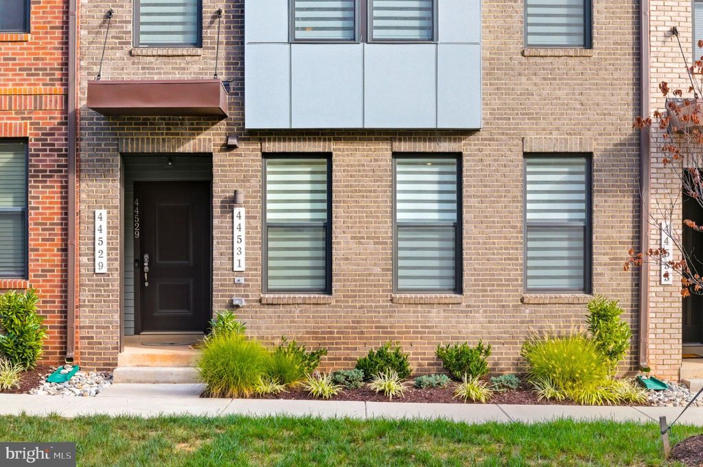 Photo of 44531 Wolfhound Square, ASHBURN, VA 20147 (MLS # VALO2108078)