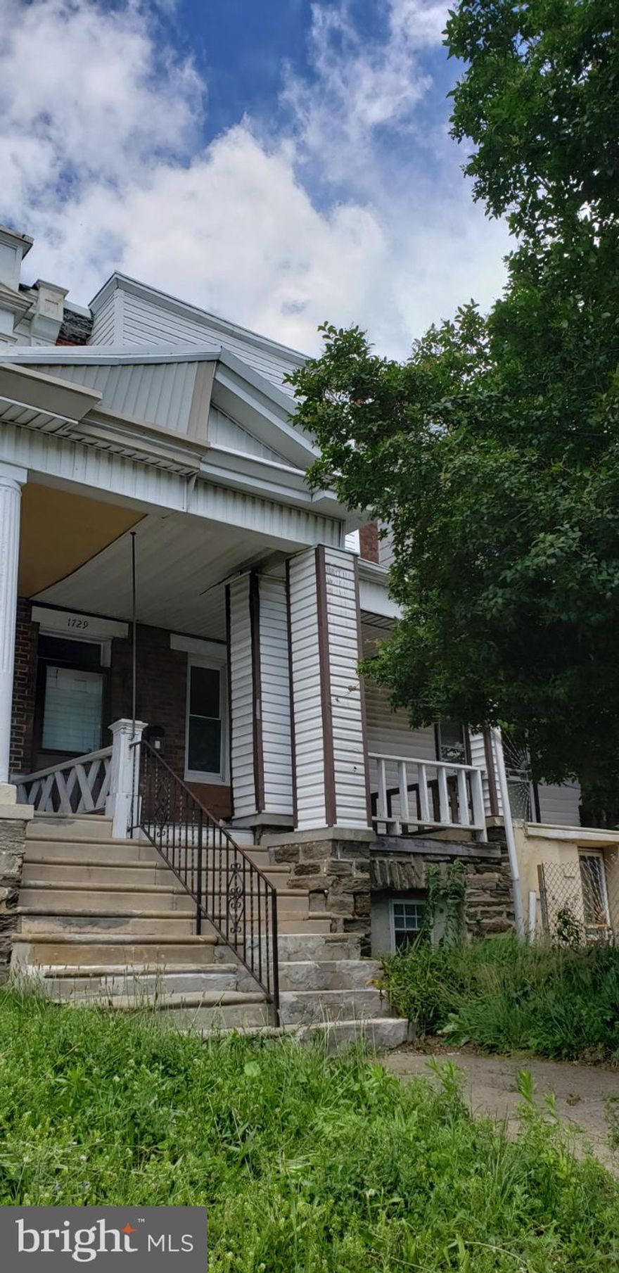 Legally zoned duplex in a great area! Currently vacant, estimated rent approx. $1600/month.