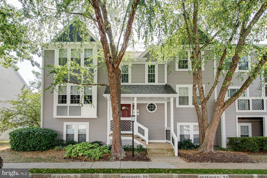 Well maintained 1 Bedroom, 1 Bathroom condo at the popular Grays Pointe Condominium in Greenbriar.  Quiet community close it all, minutes from Rt. 66, of Lee Jackson (50) close to shopping, restaurants, and more!