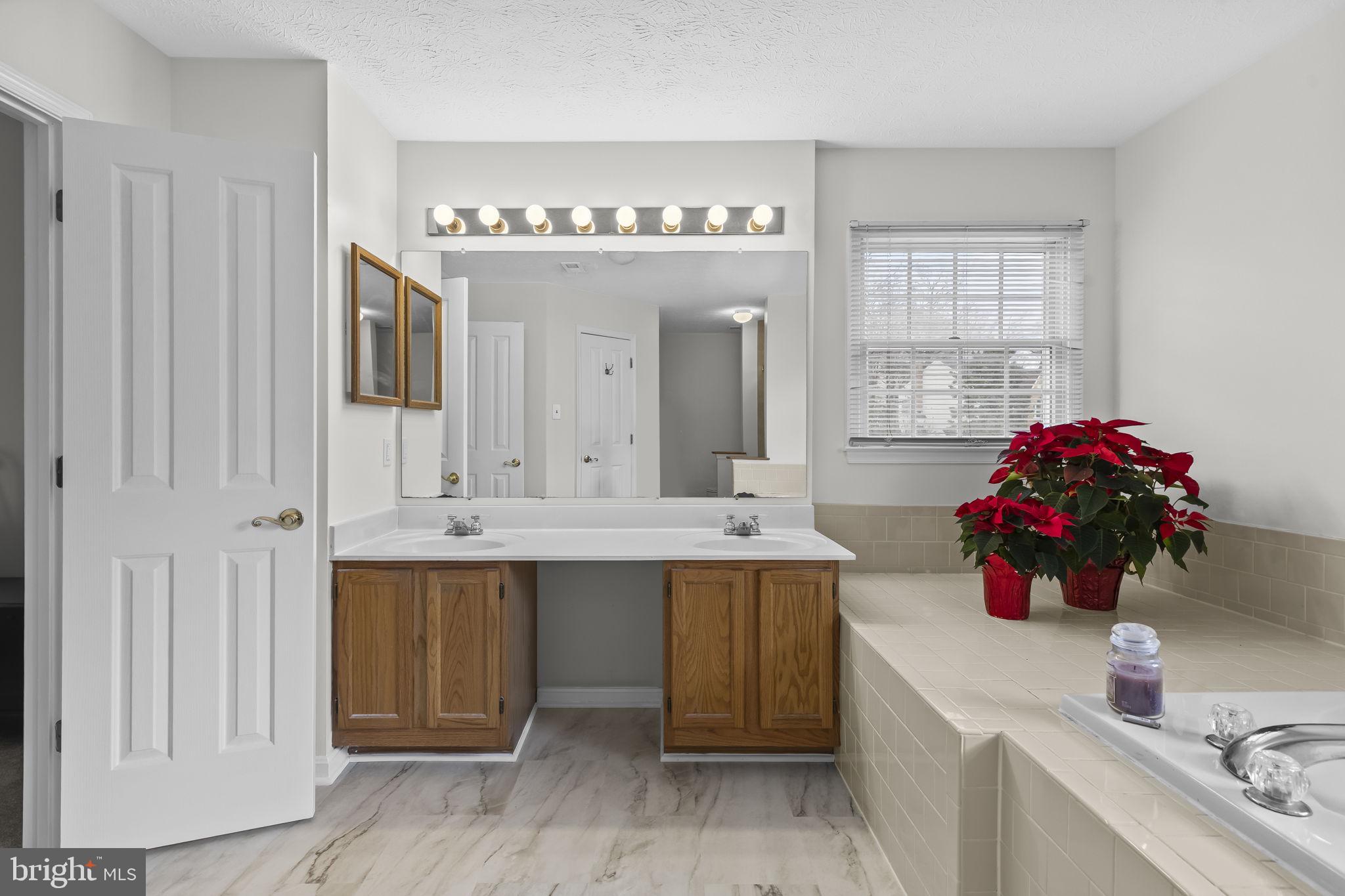 COURTS OF FOUR SEASONS - Residential