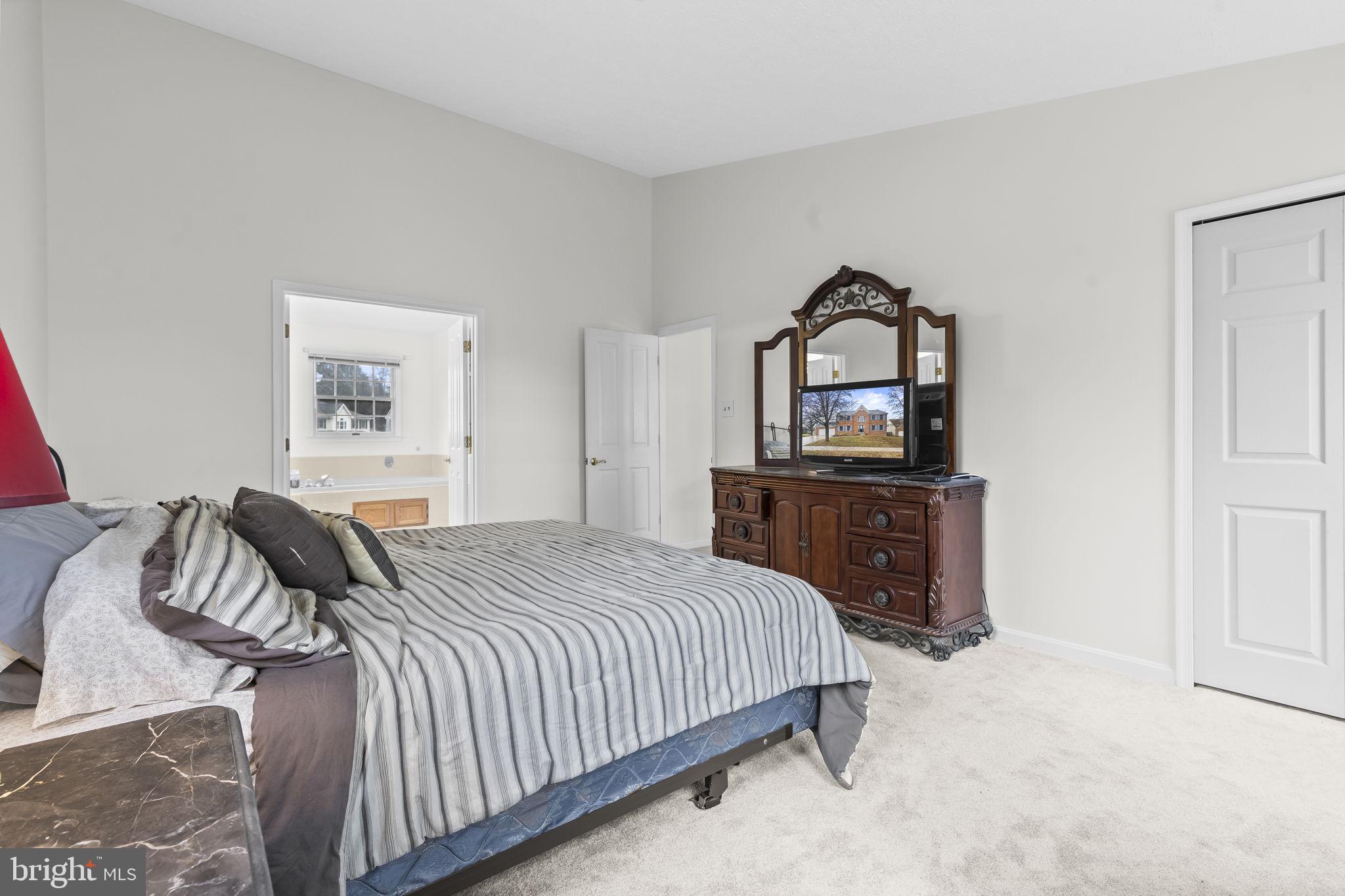 COURTS OF FOUR SEASONS - Residential