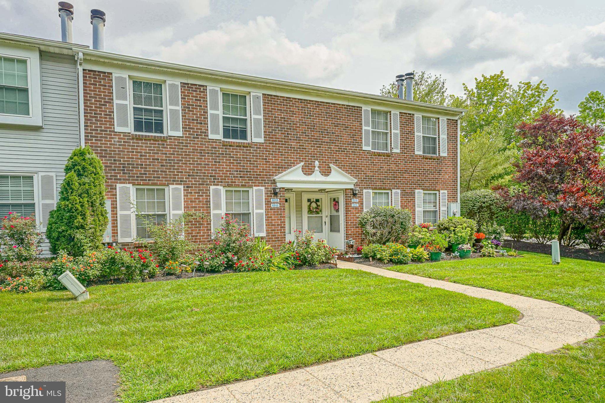 1213 HUNTINGDON MEWS