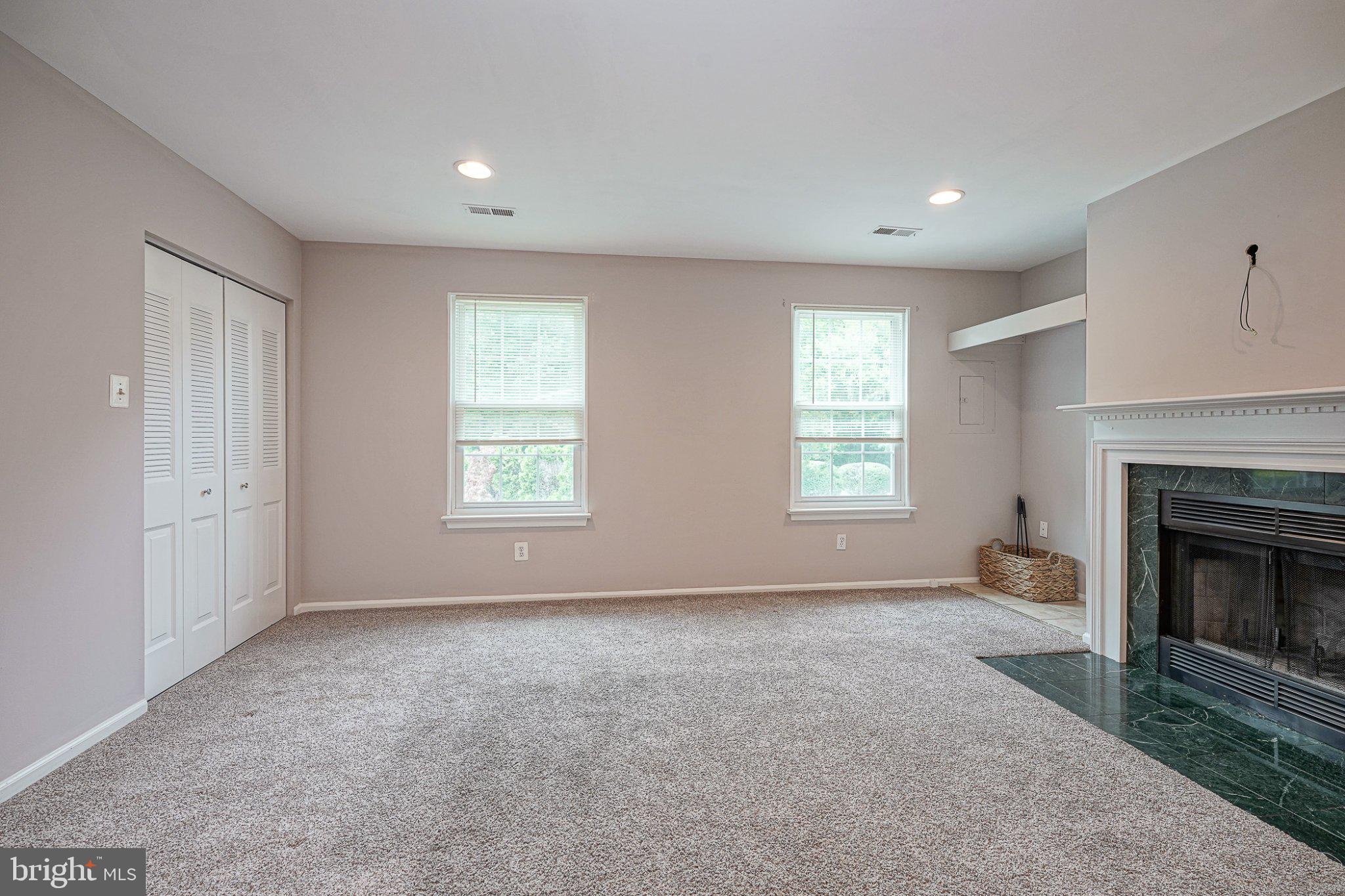 1213 HUNTINGDON MEWS