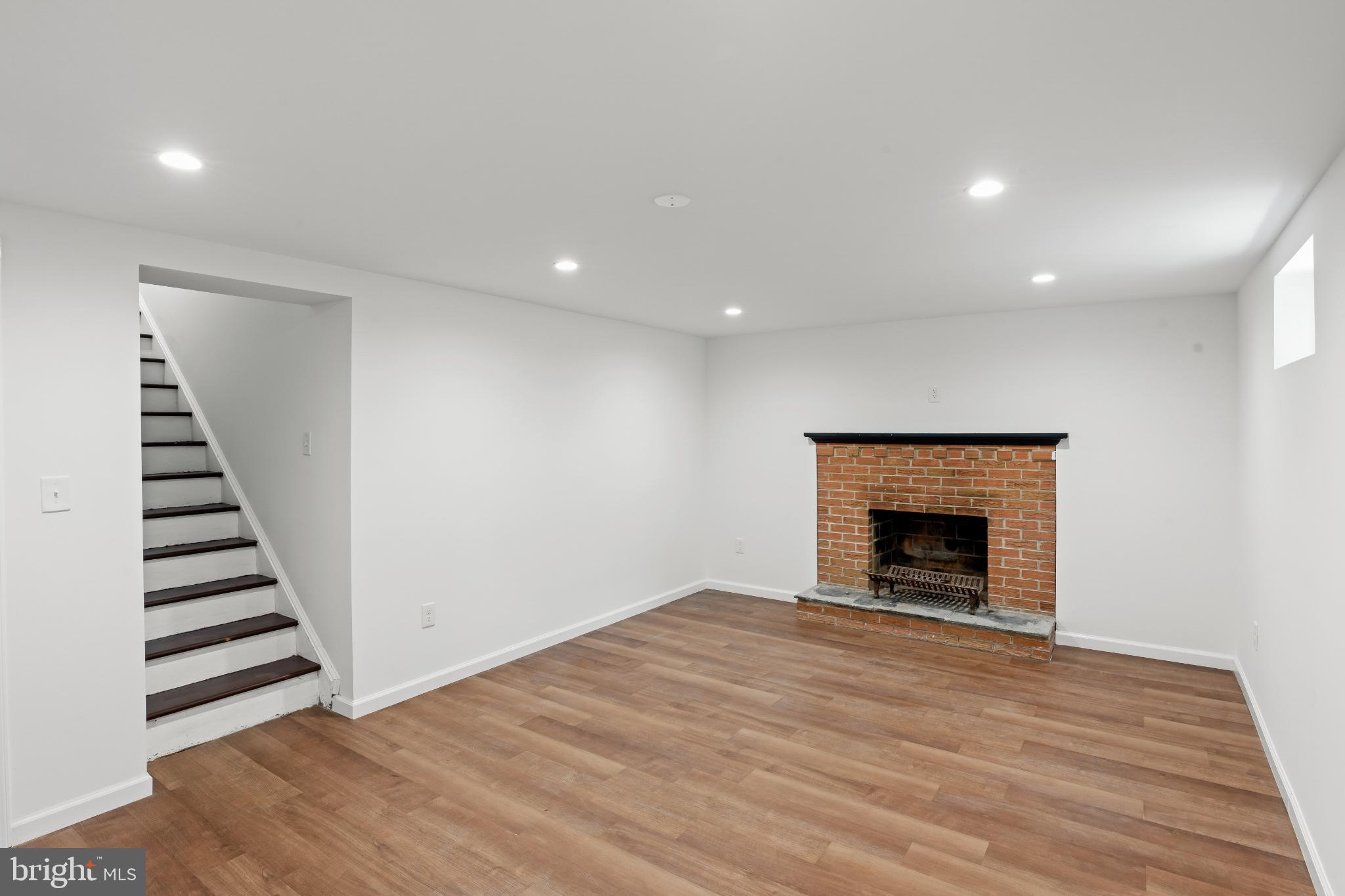 BARNABY MANOR OAKS - Residential Lease