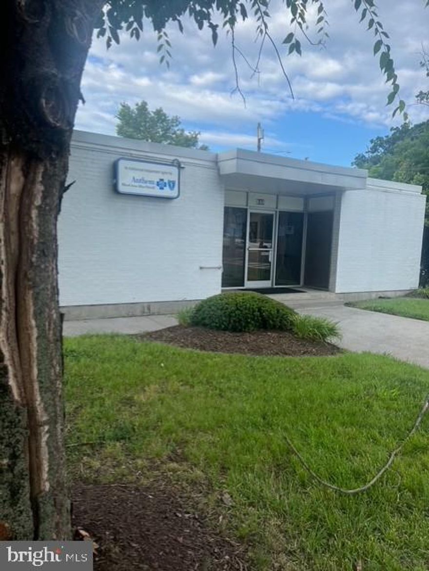 Perfect for investor
Property leased for $2958.79 per month - 2 years left on lease 
Tenant has been in for years - pay property taxes
11 parking spaces - mint condition