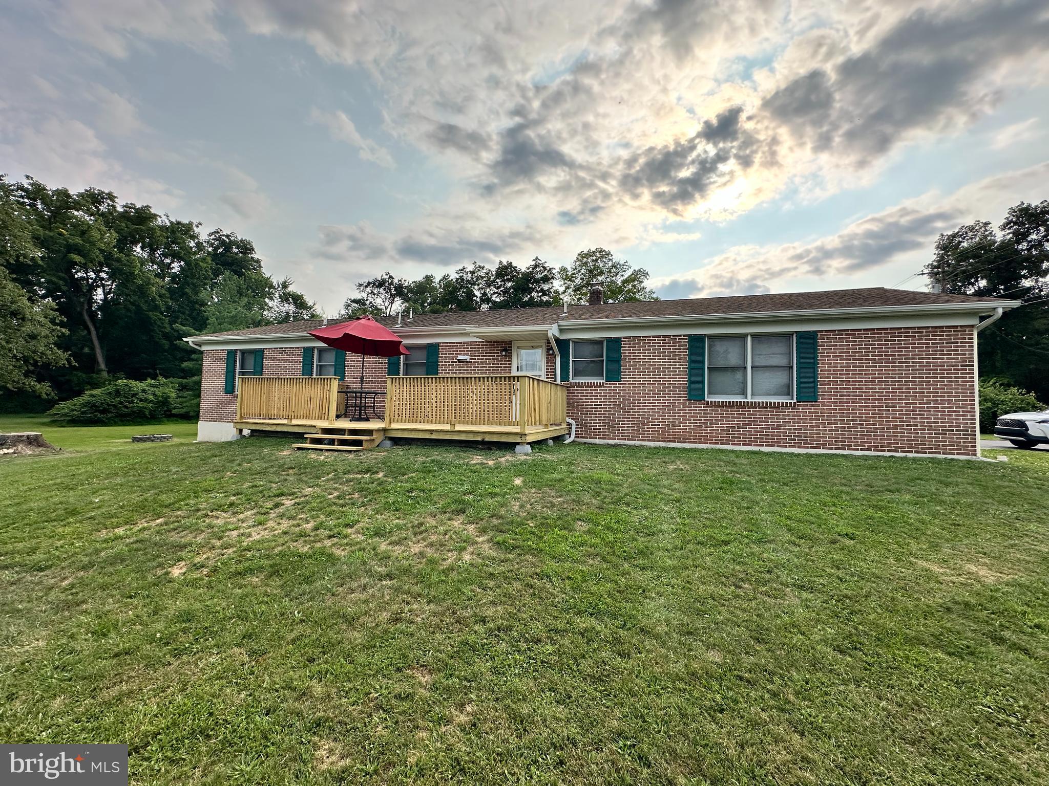 12 LONGSTREET DRIVE