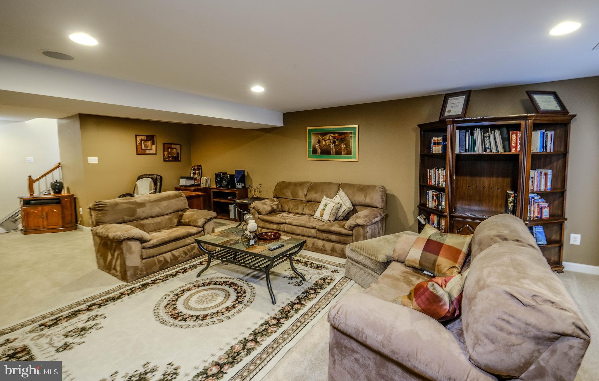 VILLAGE OF WASHINGTON TRAIL - Residential