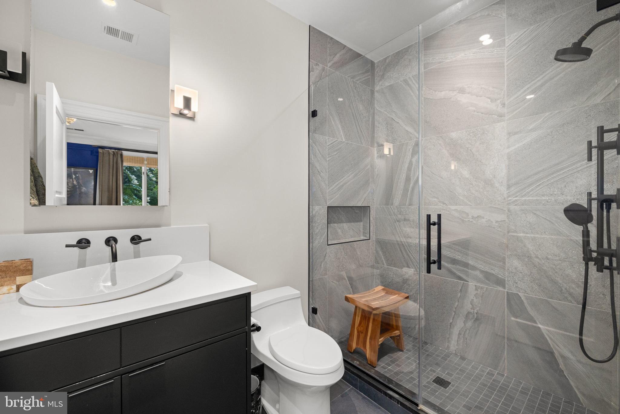 CHAIN BRIDGE - Residential