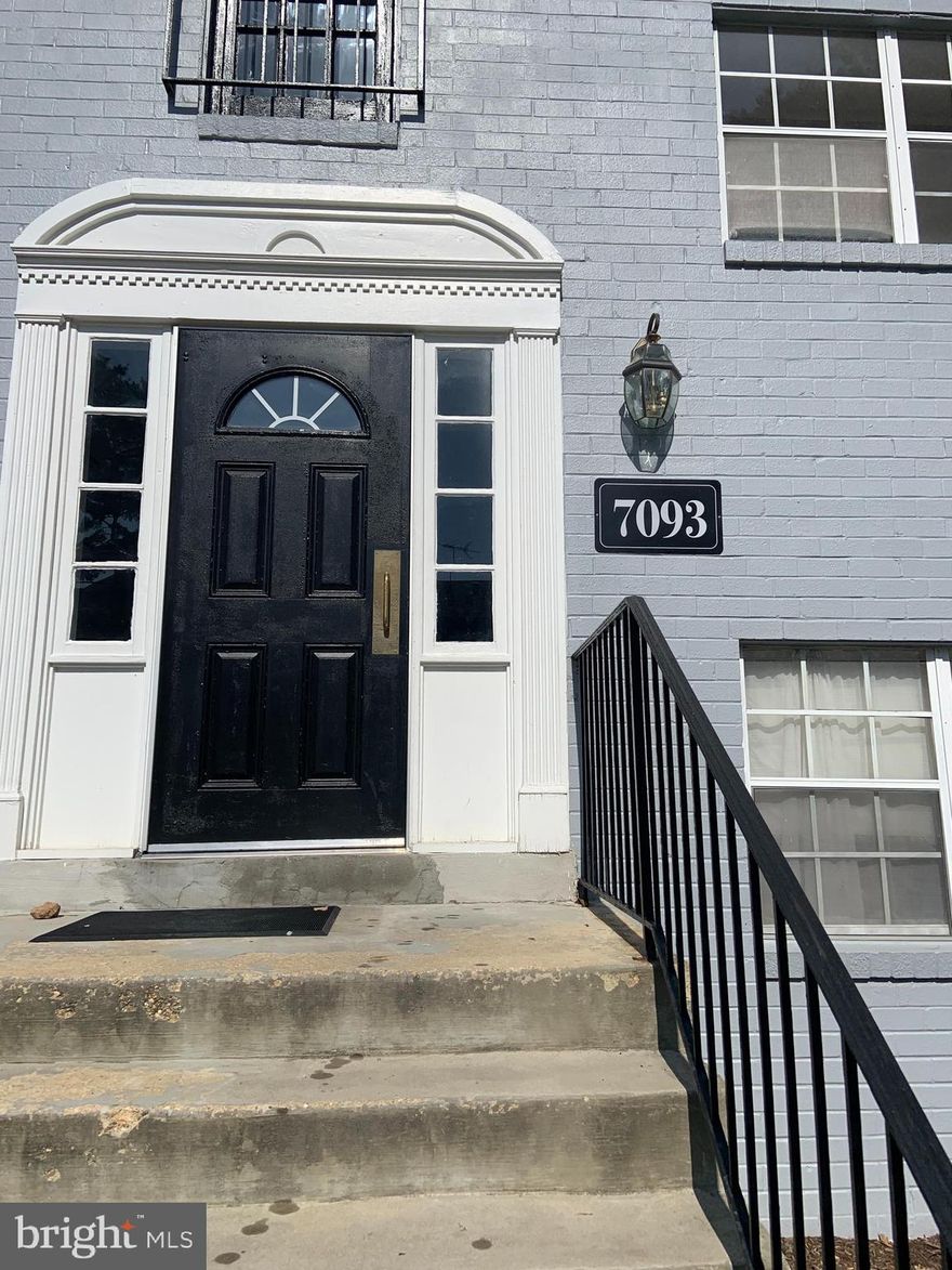 Ready to move in VACANT Location Location and Location. 2 bedrooms and 1 bath  fully renovated 2 years ago 2nd floor, Wood floor fully finished tiles floor and walls in the bathroom. Separate extra storage for the stuff.
virtual tour 360 house