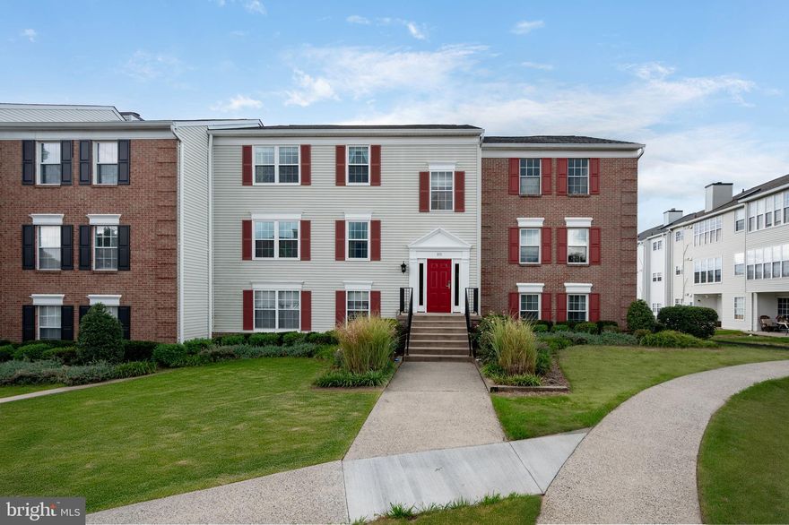 Rarely offered 3 bedroom, 2 bath condo in Fox Chapel at Tudor Knolls.
Hardwood floors.   HVAC replaced 2018.   White shaker cabinets in kitchen. Microwave 2021.  Full size washer and dryer. Fireplace
Vaulted ceiling and skylight in living room.  SUNROOM of the living room.  Convenient to shopping and restaurants.  WATER AND SEWER included in Condo  Fee.