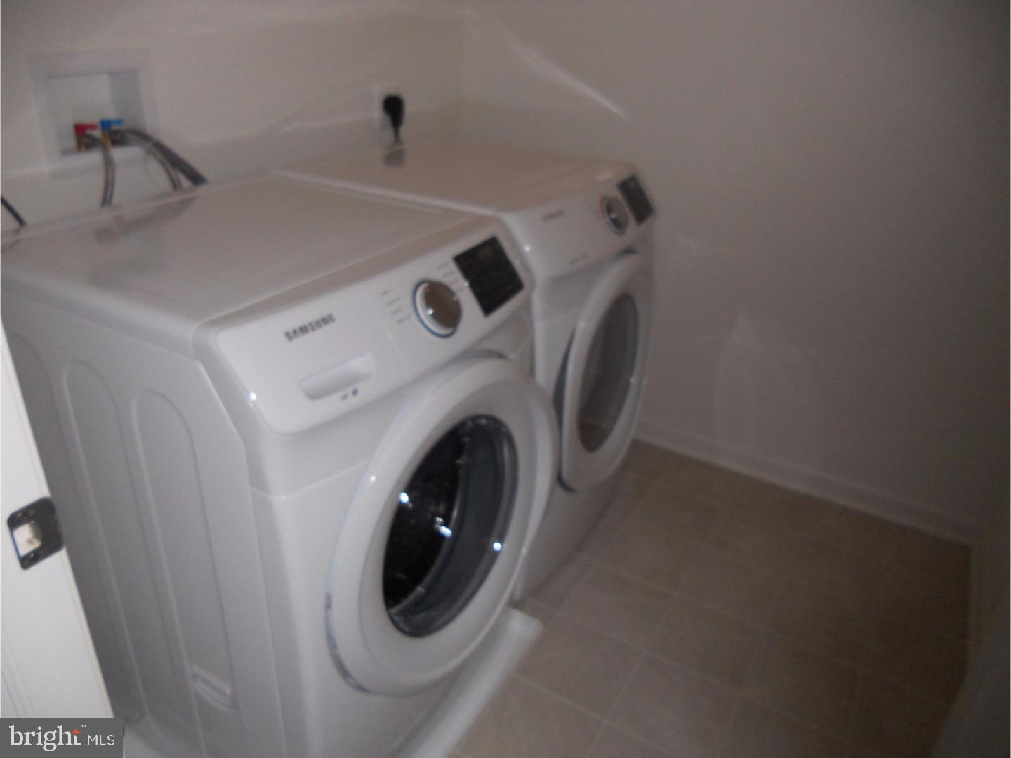 MAINLAND SQUARE - Residential Lease