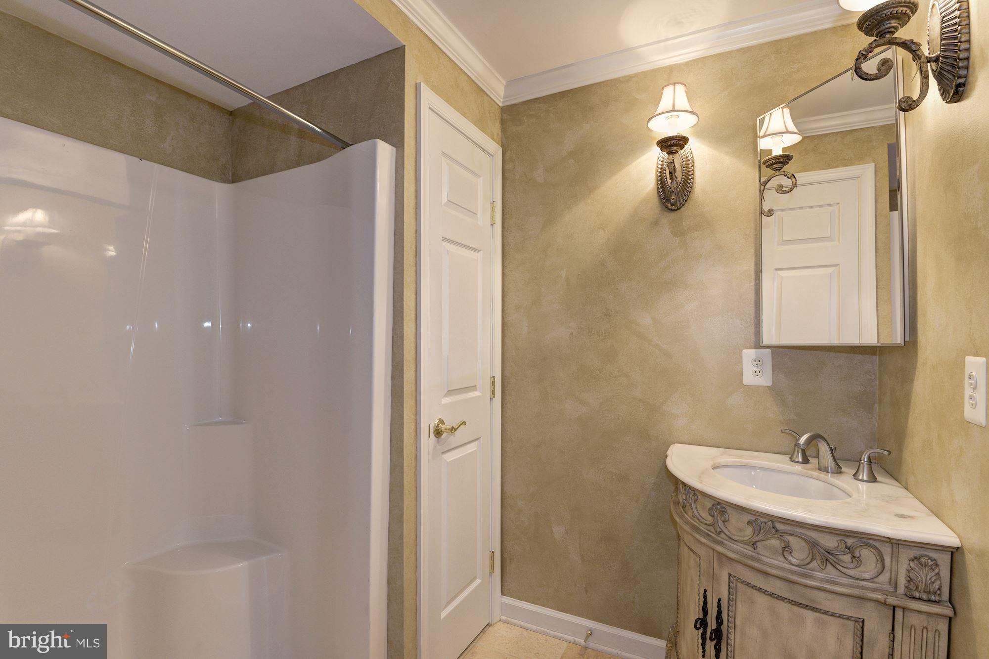 EDGEMOORE - Residential Lease