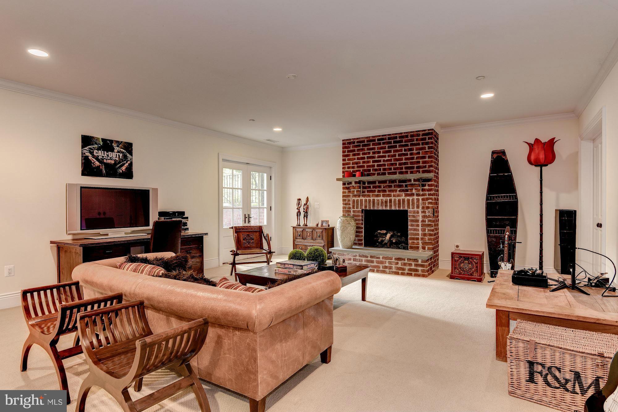 POTOMAC OUTSIDE - Residential