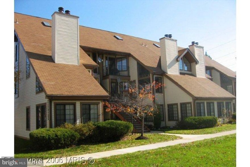 Two bedrooms, two bathrooms and a loft in very good condition. Sunny and bright. kitchen has SS appliances and breakfast bar. Cozy fireplace. it has its own garage and driveway.  2 entrances to the unit. close to metro stations and shopping centers. close to DC, I-95 and I-395. please show between 10-7 call tenants before showing.