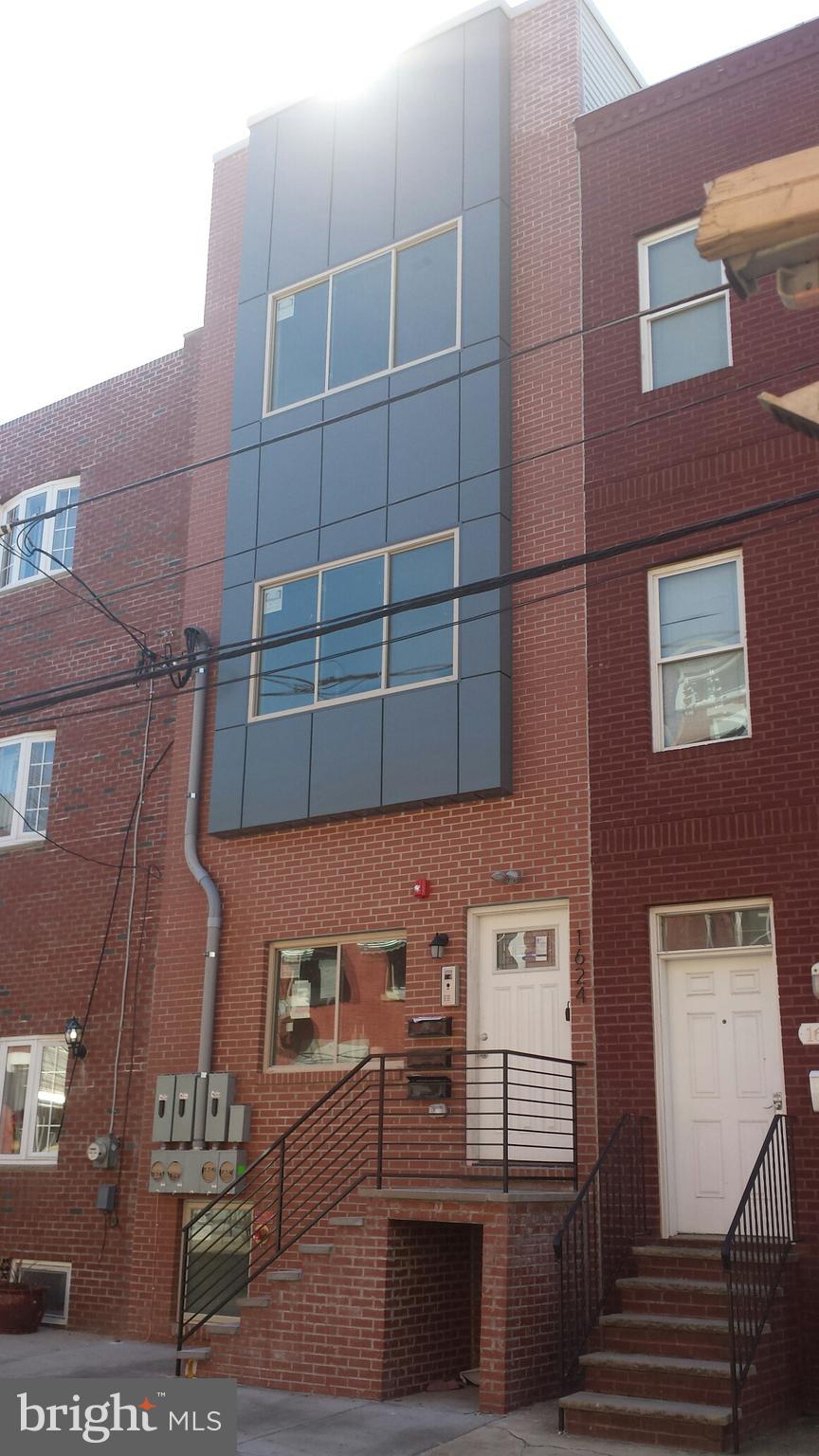 Great Newer construction on the fonjtain st. ROOF DECK!!! Spacious rooms, gorgeous hardwood floors. granite countertop, W/D in unit. 2 bdrms 1 full bath, just a few min away from Temple campus. shared by tenant for the utility and internet. Available on Aug 4,2024
