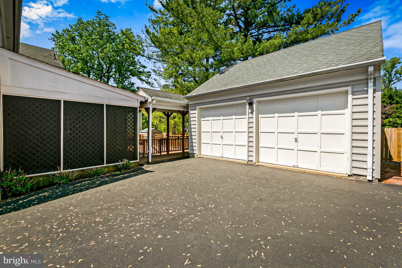 WALNUT HILL - Residential