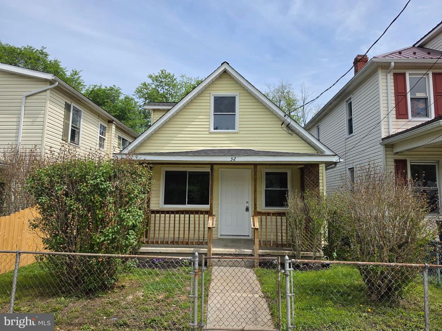 Nicely Renovated & Move-In Ready!
This charming 3-bedroom, 1-bath home offers 1,020 sq ft of beautifully updated living space. Recent renovations include brand-new flooring, a fully updated kitchen and bath, modern appliances, new windows, roof, gas furnace, and upgraded electric service. Fresh paint throughout gives the home a bright, welcoming feel. Washer and dryer are included for added convenience.  Don’t miss this turnkey opportunity—schedule your private tour today!