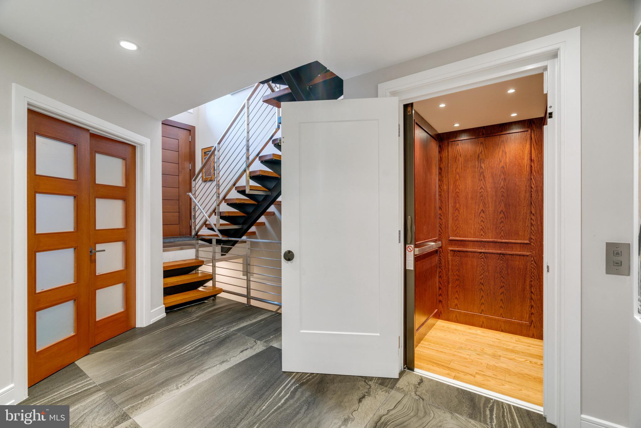 LOGAN SQUARE - Residential