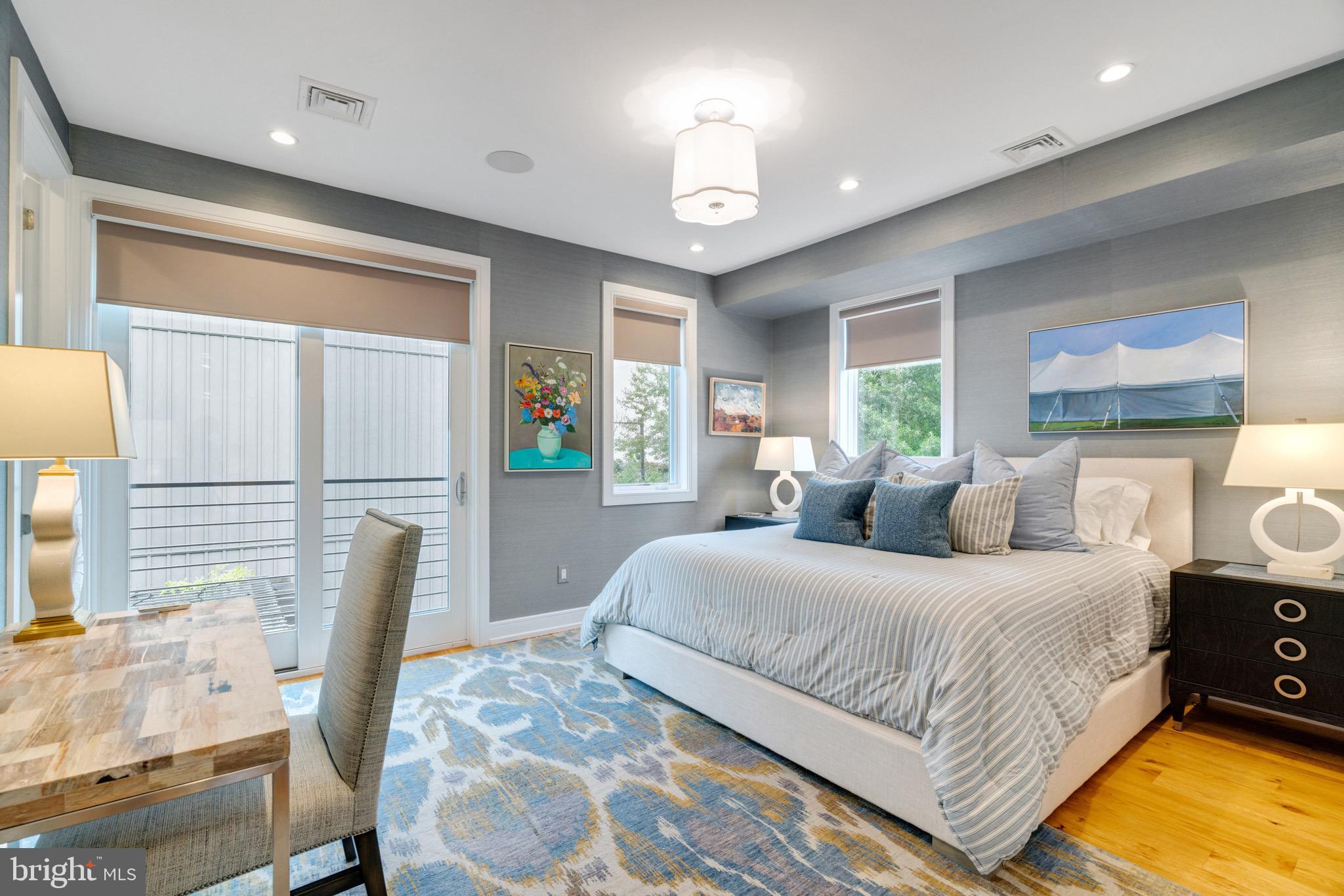 LOGAN SQUARE - Residential