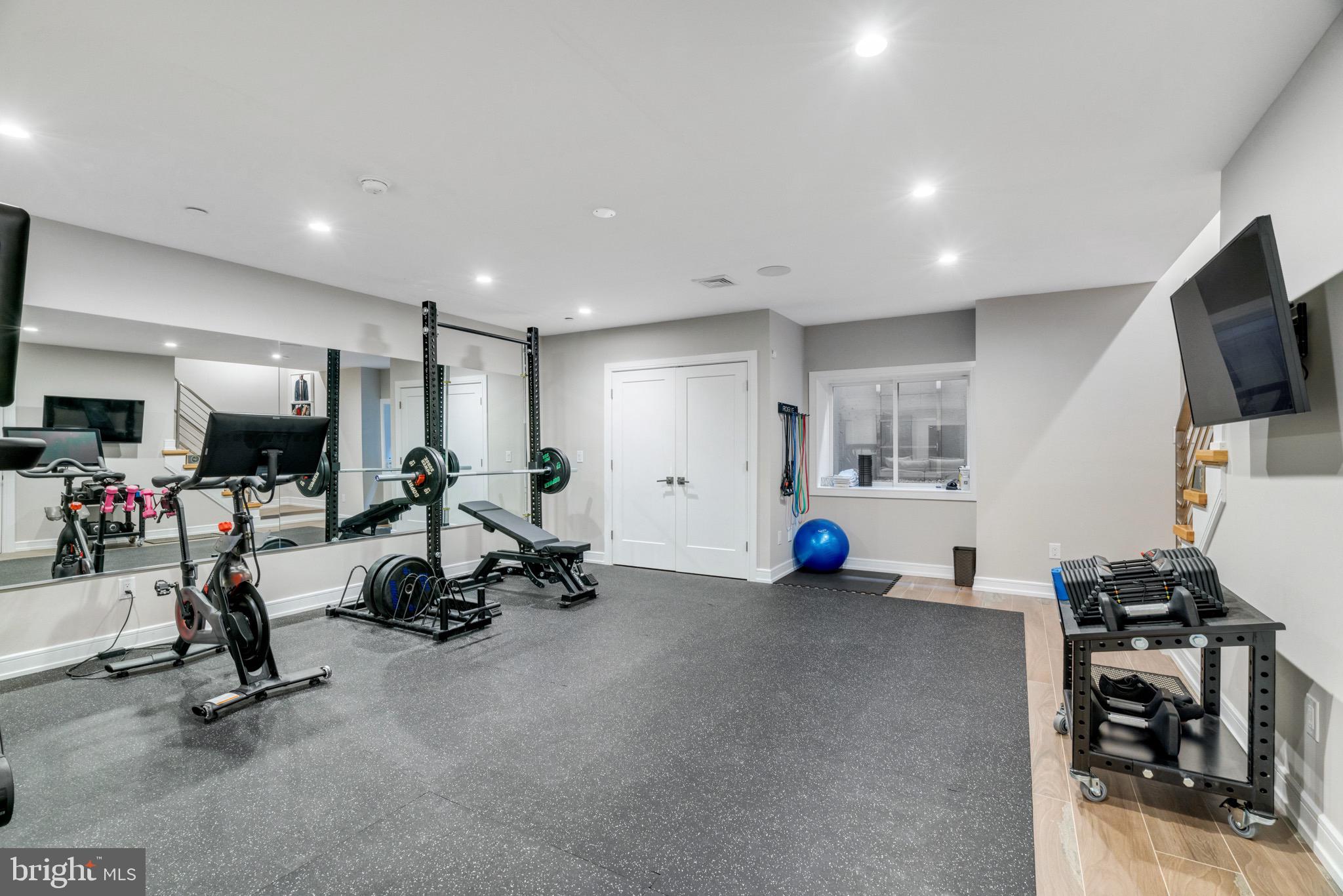 LOGAN SQUARE - Residential