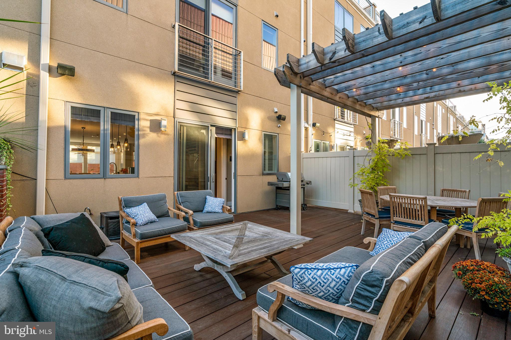 LOGAN SQUARE - Residential