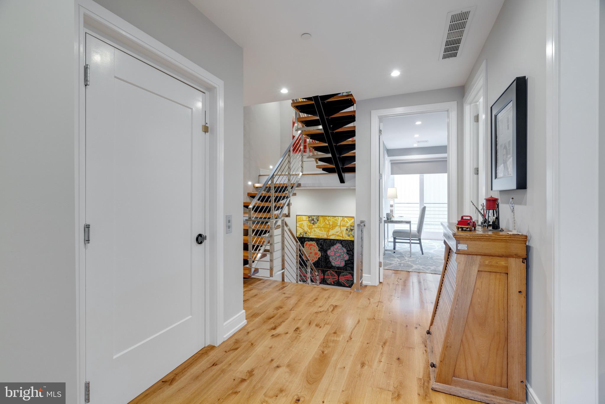 LOGAN SQUARE - Residential