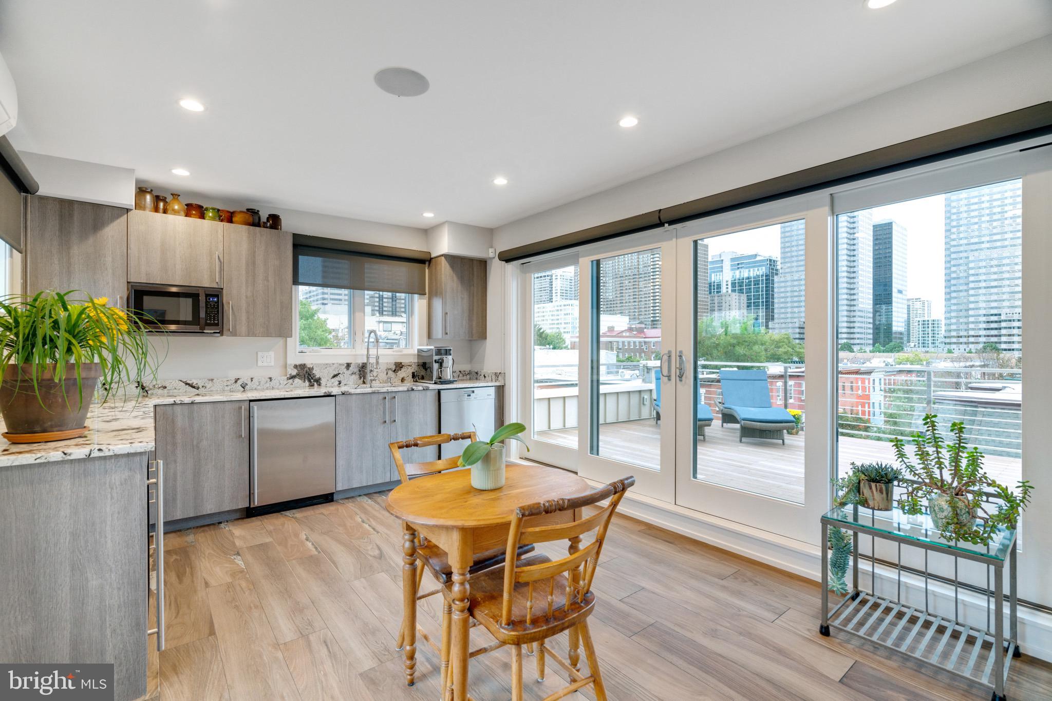 LOGAN SQUARE - Residential