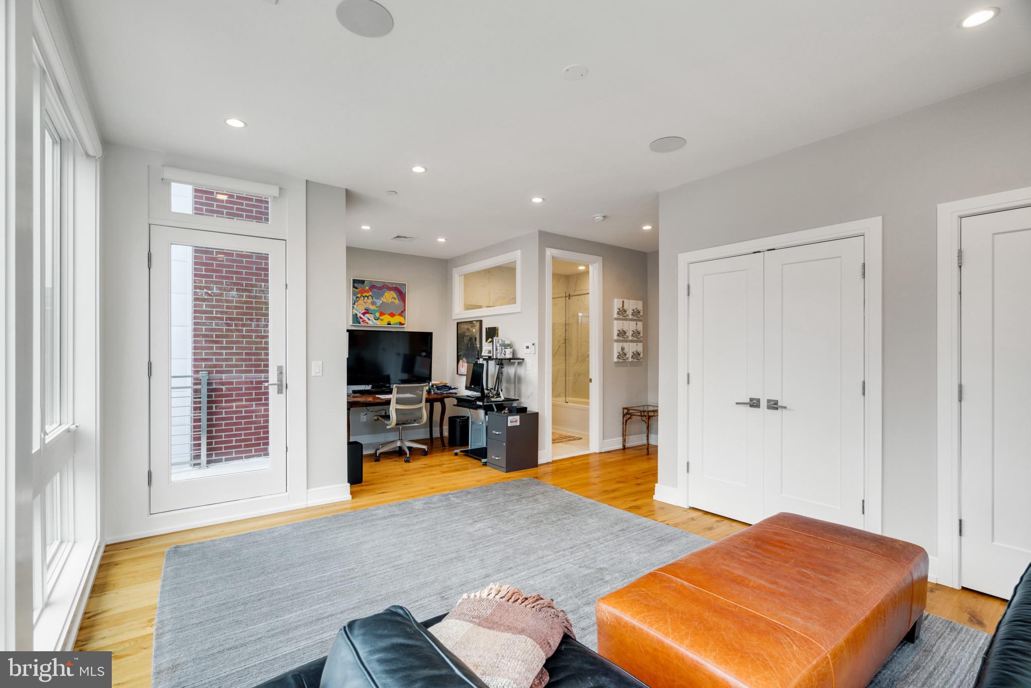 LOGAN SQUARE - Residential