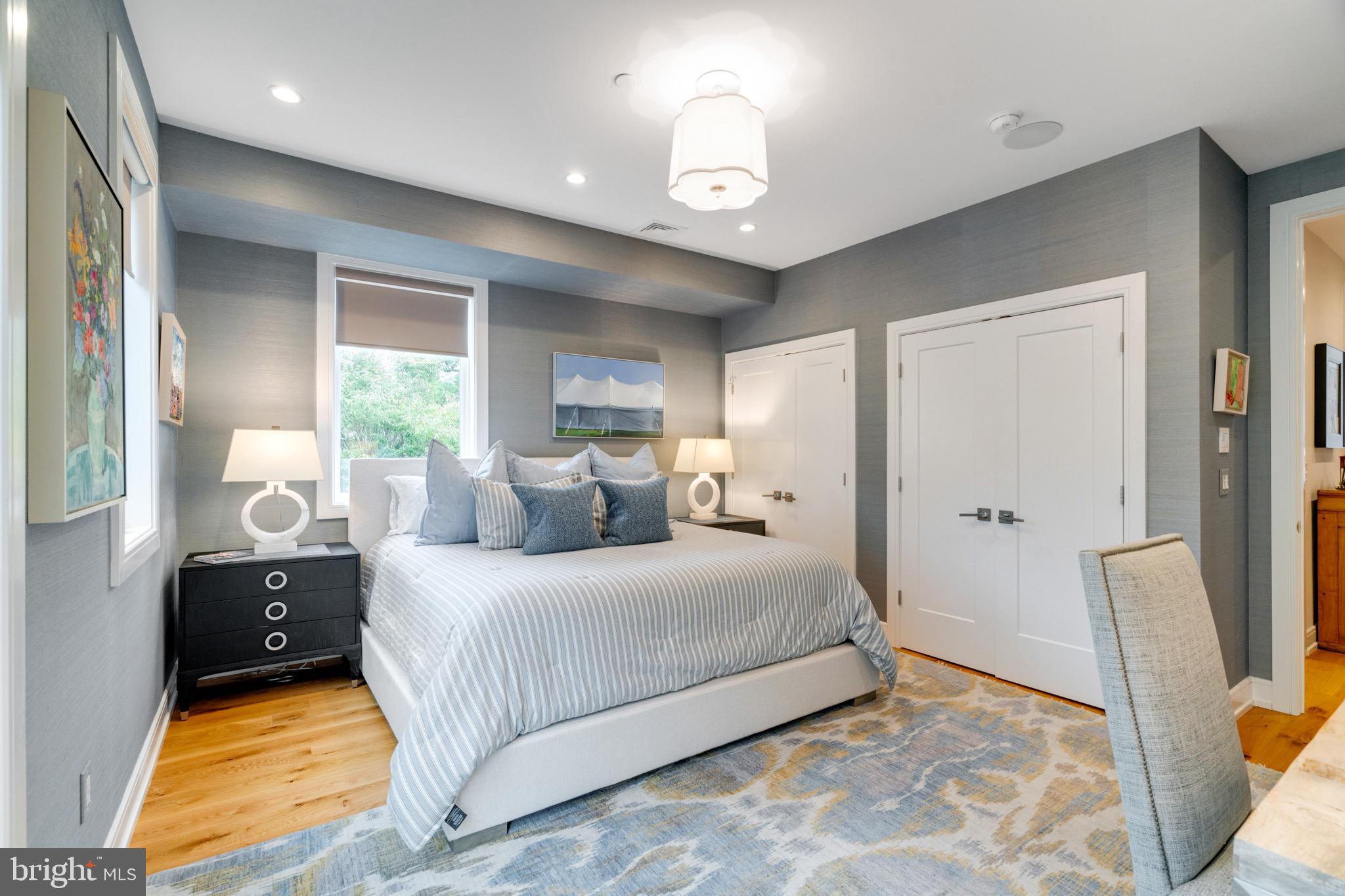 LOGAN SQUARE - Residential