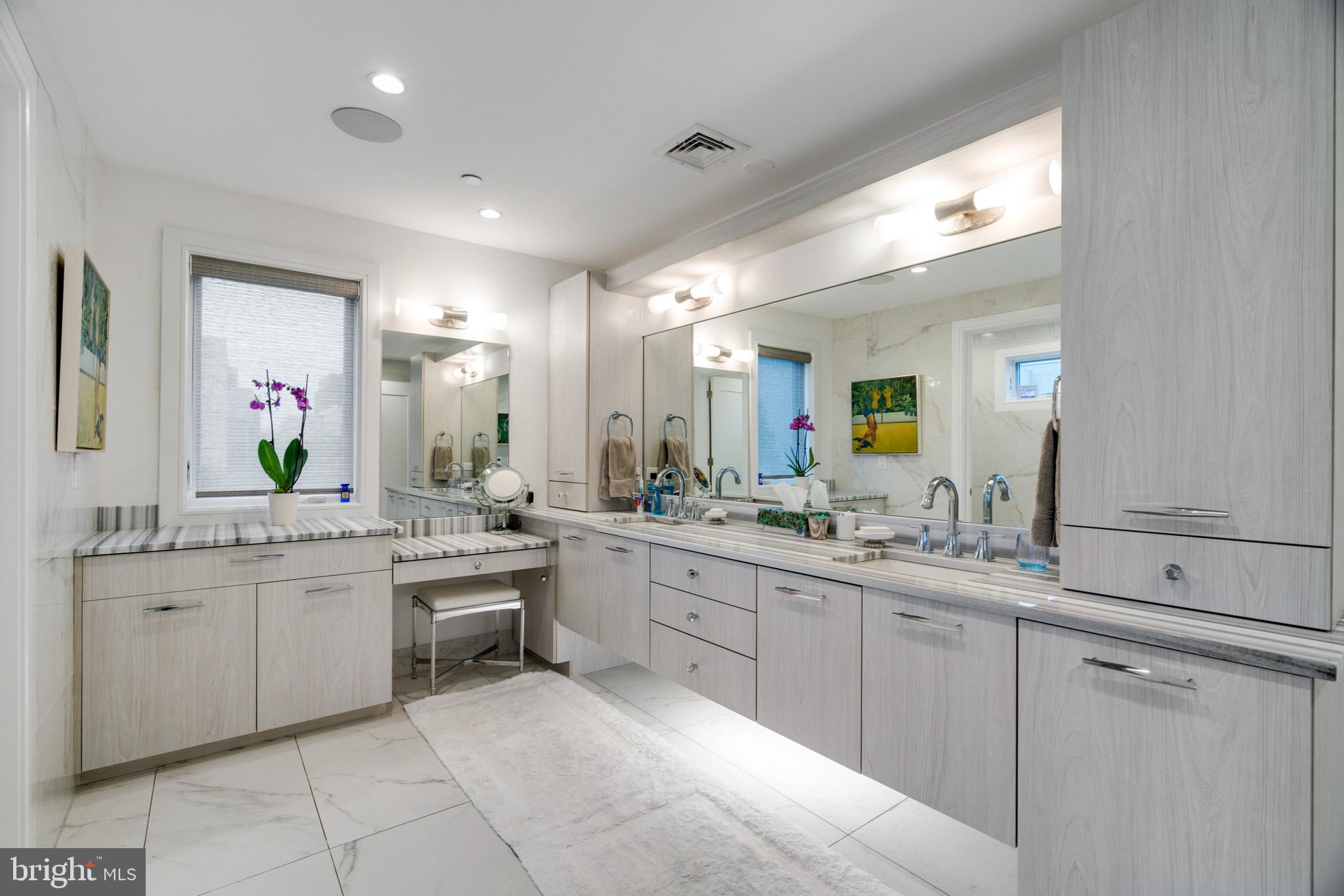 LOGAN SQUARE - Residential