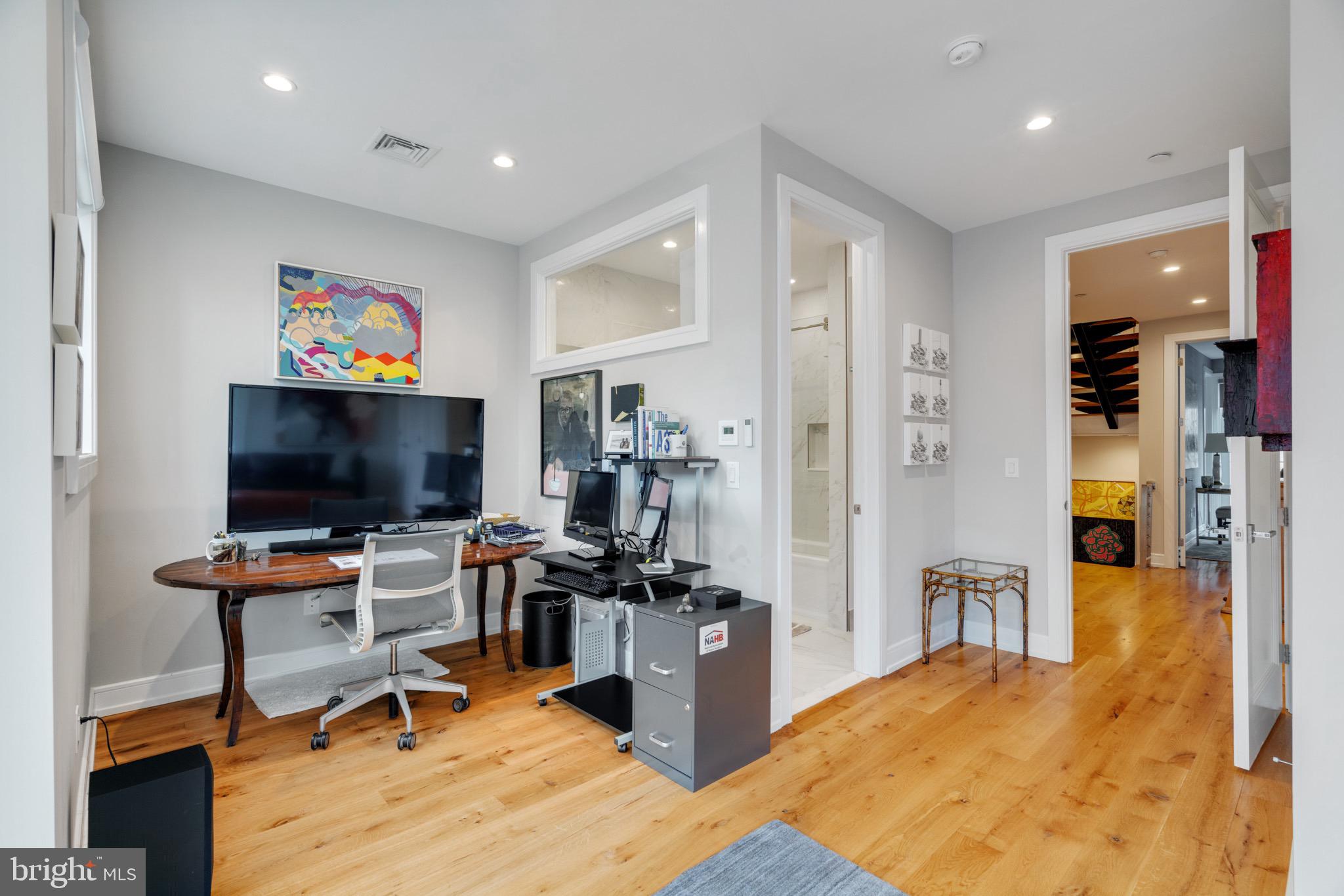 LOGAN SQUARE - Residential