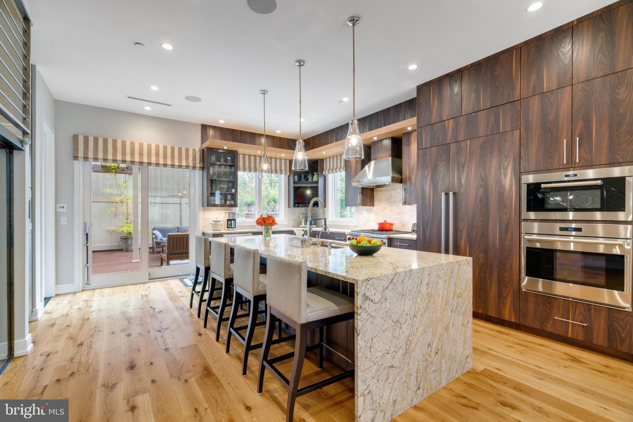 LOGAN SQUARE - Residential