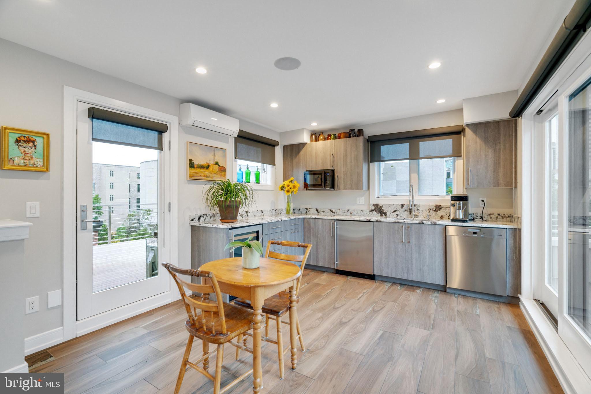 LOGAN SQUARE - Residential