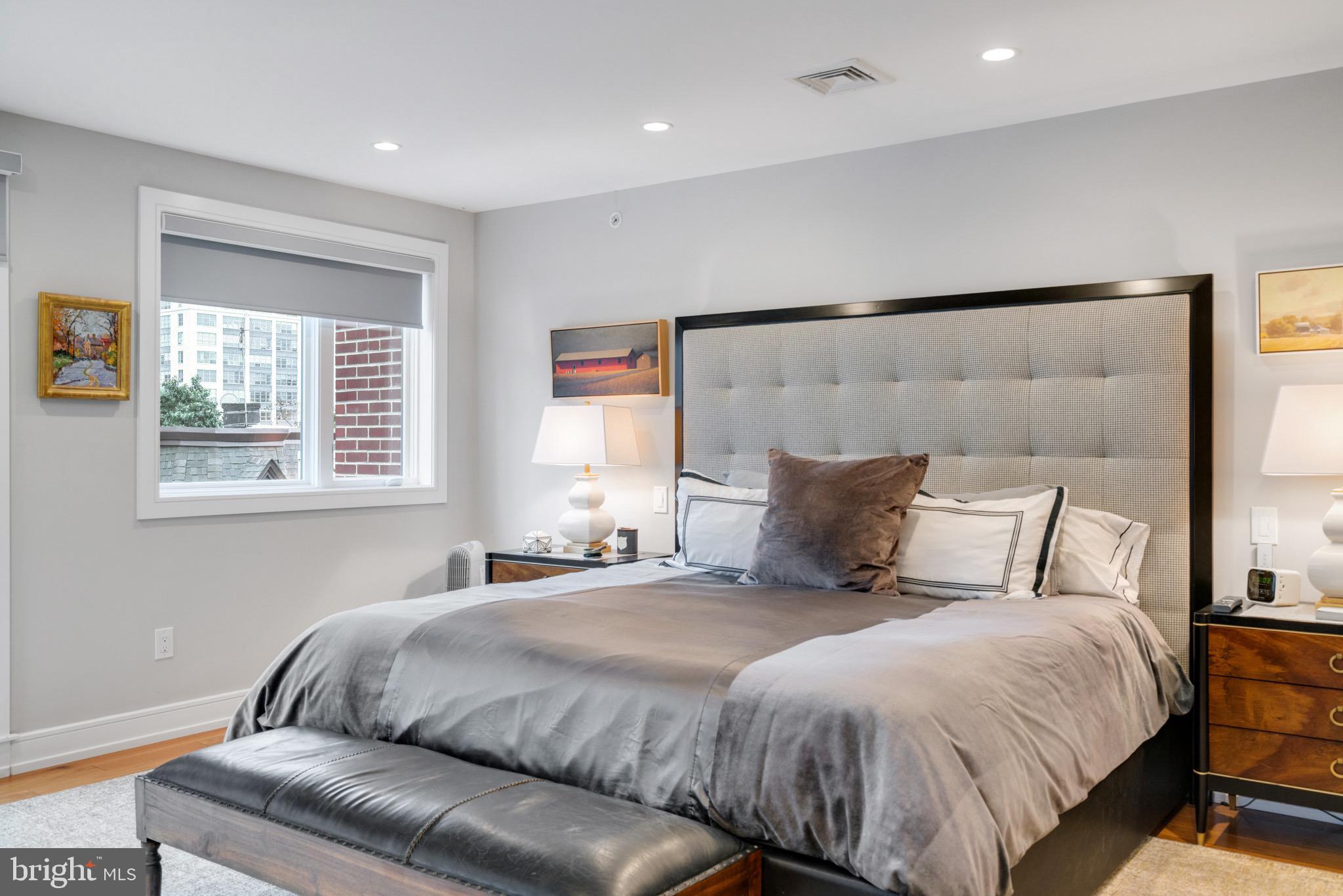 LOGAN SQUARE - Residential